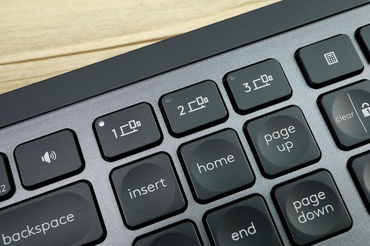 MX Keys 共可配對並記憶 3 組裝置，也有燈號提示。