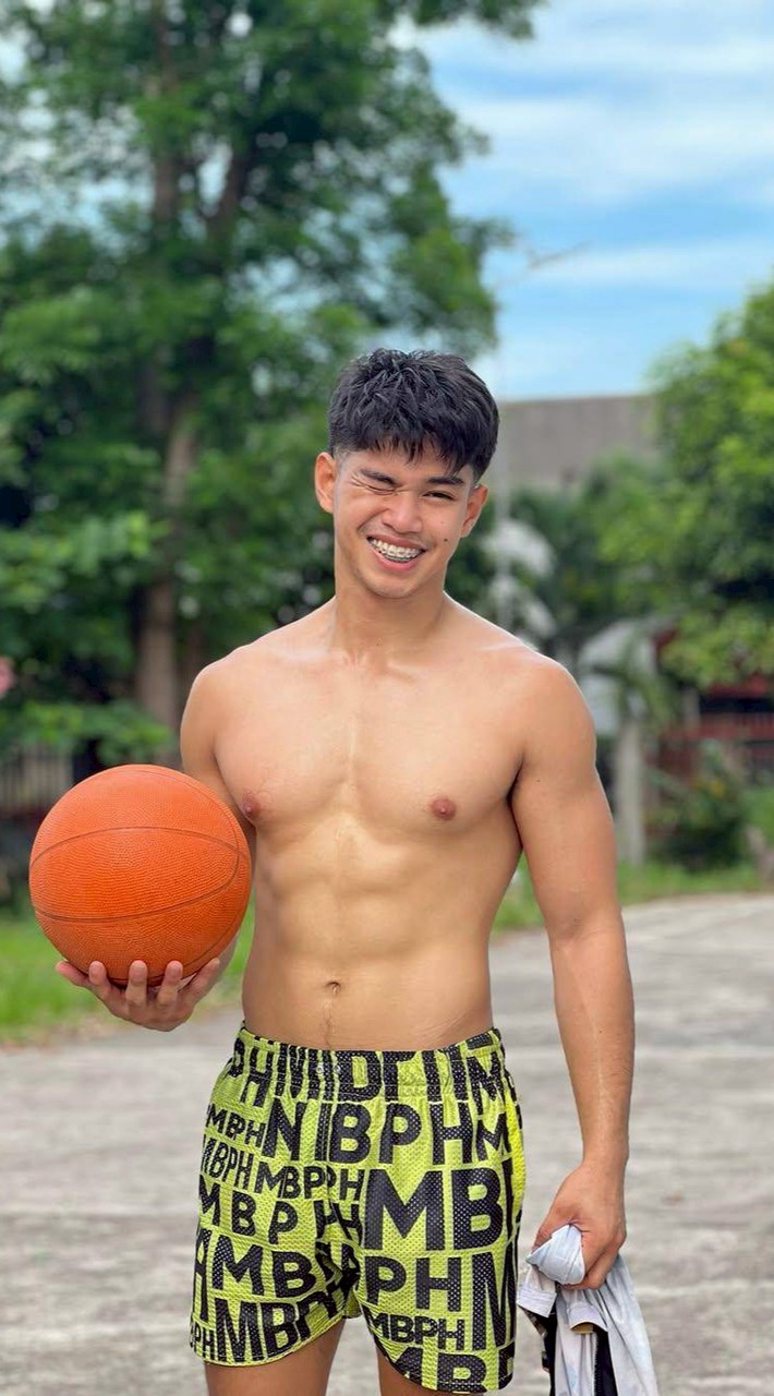 หนุ่มหล่อ  วัยไส