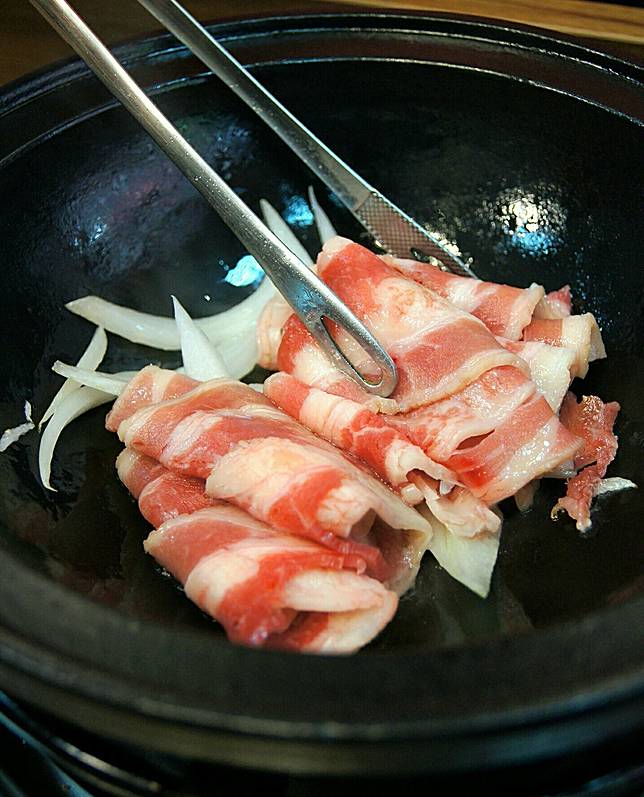 高雄石頭火鍋 讓香氣逼人的石頭火鍋溫暖你的胃 高雄這8間人氣店家吃過了嗎