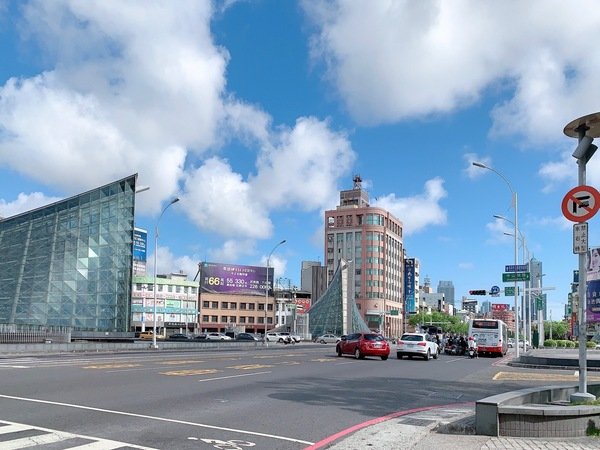 「高雄美甲」六合夜市旁巷內優質日式美甲，光療美甲熱蠟除毛手足保養最佳首選-IRMA NAIL SALON愛兒瑪美甲