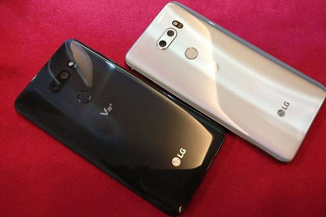 LG V30 Plus di Indonesia tersedia dalam dua pilihan warna, hitam dan silver.(Reska K. Nistanto/KOMPAS.com)   Artikel ini telah tayang di Kompas.com dengan judul 