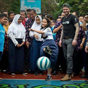 Duta Kehormatan UNICEF David Beckham bermain bersama siswa dan guru di SMPN 17 di Semarang, Jawa Tengah, Indonesia, 27 Maret 2018. Sripun (15) diunjuk oleh lingkungannya untuk menjadi agen perubahan dan berpartisipasi dalam program anti-bullying yang diinisiasi UNICEF.  Artikel ini telah tayang di Kompas.com dengan judul 