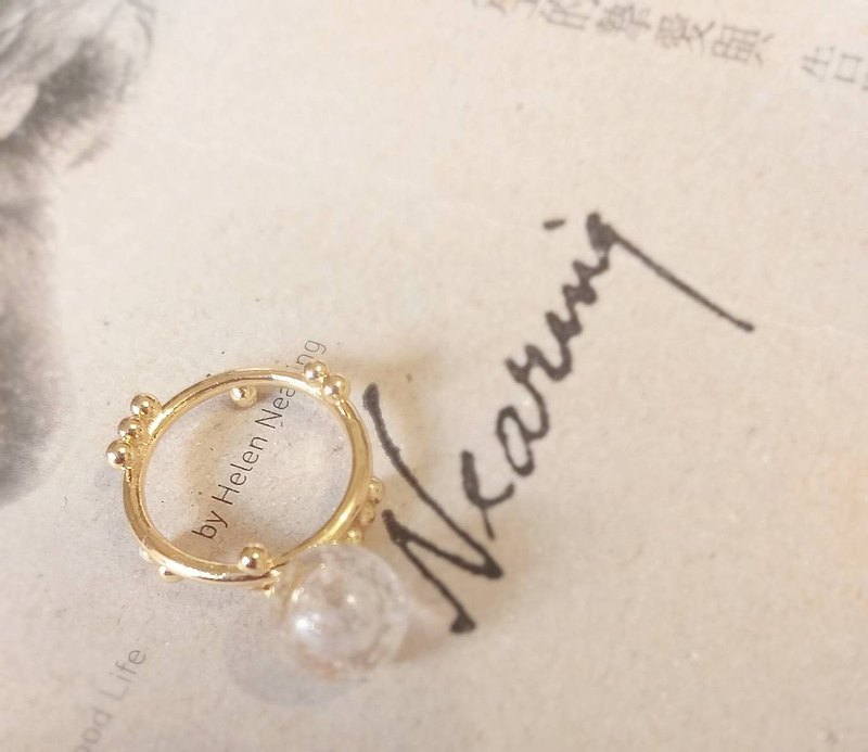 ＊＊關於材質＊＊ 主體：手工琉璃 尺寸：1.0 x 1.0cm 顏色：粉色 配件：18Ｋ包金/18K Gold Filled 表面另有特殊覆蓋一層精緻護膜,讓Ｋ金質感更出色, 也較不易導致過敏