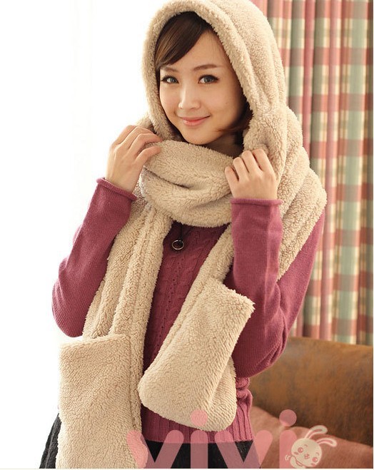 韓版保暖多功能圍巾，聰明貼心的設計，將圍巾、帽子、手套結合一體，顏色繽紛甜美，讓你頭、手、脖子同時暖呼呼!柔軟如雲般的溫柔觸感，真的好舒服，超可愛搭配，設計感十足，更是冬天時尚的百搭品，出門不必再多件