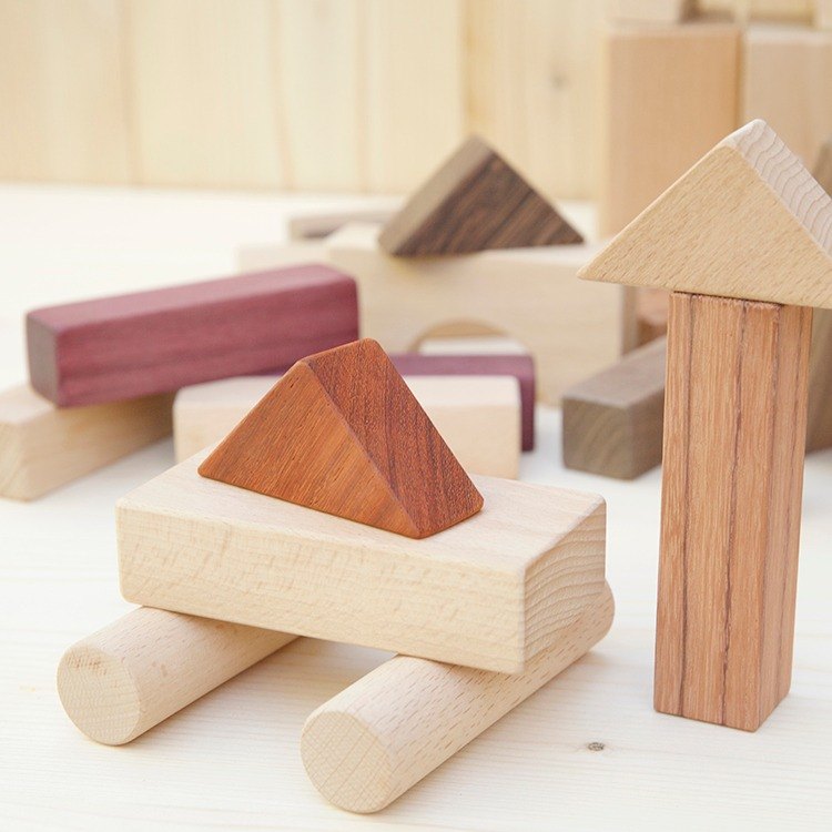 木質無化學加工的玩具積木組，有著天然的美麗顏色，沒有異味或掉漆的疑慮！是台灣工廠自產自銷的「高CP值」產品哦。高級木頭來自美洲和非洲，並在我們自家工廠細磨製作。