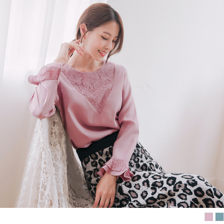 選用舒適柔軟的布面，給予親膚好感穿著。 V領拼接蕾絲設計，增添優雅氣質氛圍。 荷葉袖加上蕾絲拼接點綴，營造層次甜美感。 此款2色長袖上衣，不論韓系OL穿搭、婚禮穿搭、情人節穿搭都適合。 *******