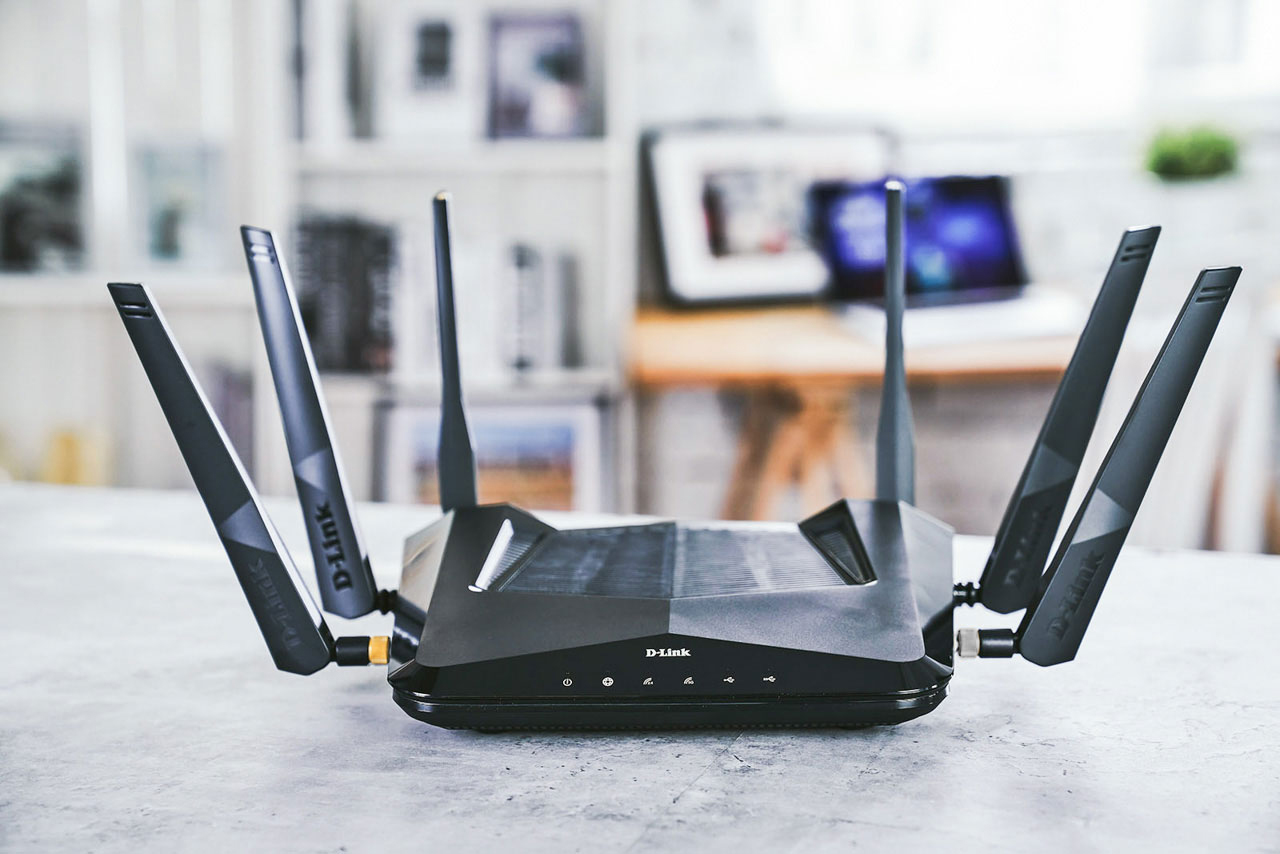 D-Link DIR-X5460 機體採幾何形削切式設計，充滿未來感的造型與醒目的六支天線讓人印象深刻。