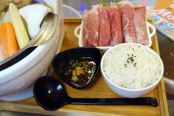 士林打卡餐廳-便所歡樂主題餐廳，士林網美下午茶餐廳，有廚師現點現做好吃餐點，價錢不貴好拍好玩，適合聚會、包場的士林ig打卡餐廳