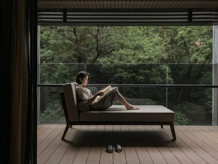 【麗禧溫泉酒店】這間台北住宿位在台北北投最高點，離市區不遠卻有環山圍繞的隱世感，這間北投住宿是一家從裡到外皆賓至如歸的破萬的五星級高級日式飯店。建築及景致不說，房內備有獨立冷熱分離泡湯池外、館內還有彷彿置身日本的露天及半露天風呂、蒸氣浴、石板浴等，中庭還有伴隨著桂花樹的水舞台，是館內的拍照打卡亮點，完全你是度假的首選。