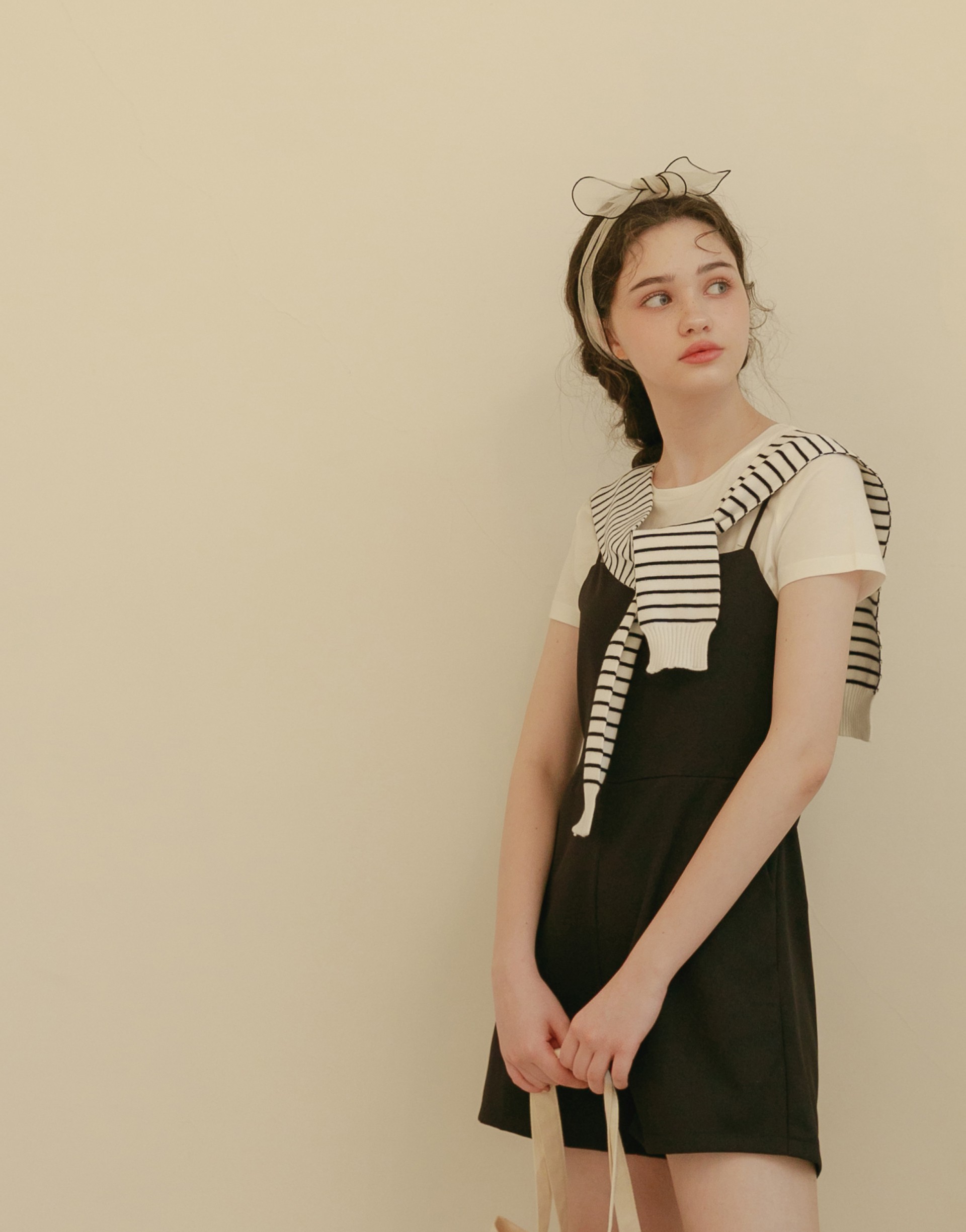 質感厚雪紡布料/肩帶可調/2件式設計，內搭為白tee/無內裡/側開隱形拉鍊