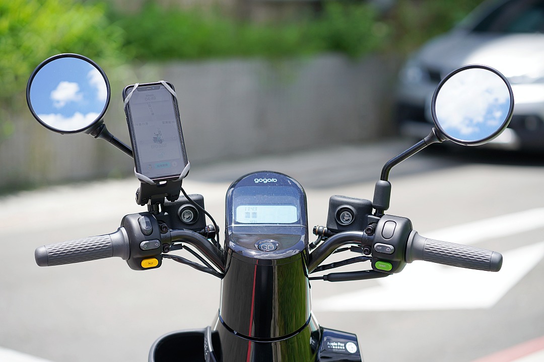 裸把設計加上內建無線充電手機架，即使開導航也不用擔心電量噴太兇。