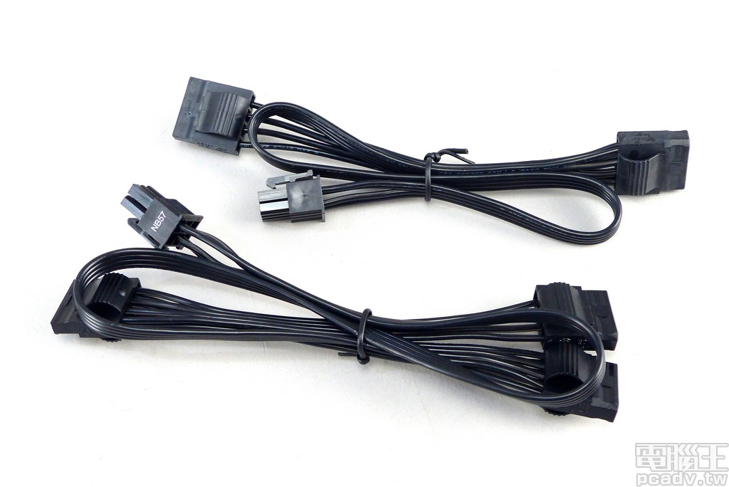 Molex 4pin 透過 2 條線材提供 5 個插頭，均為省力易拔設計