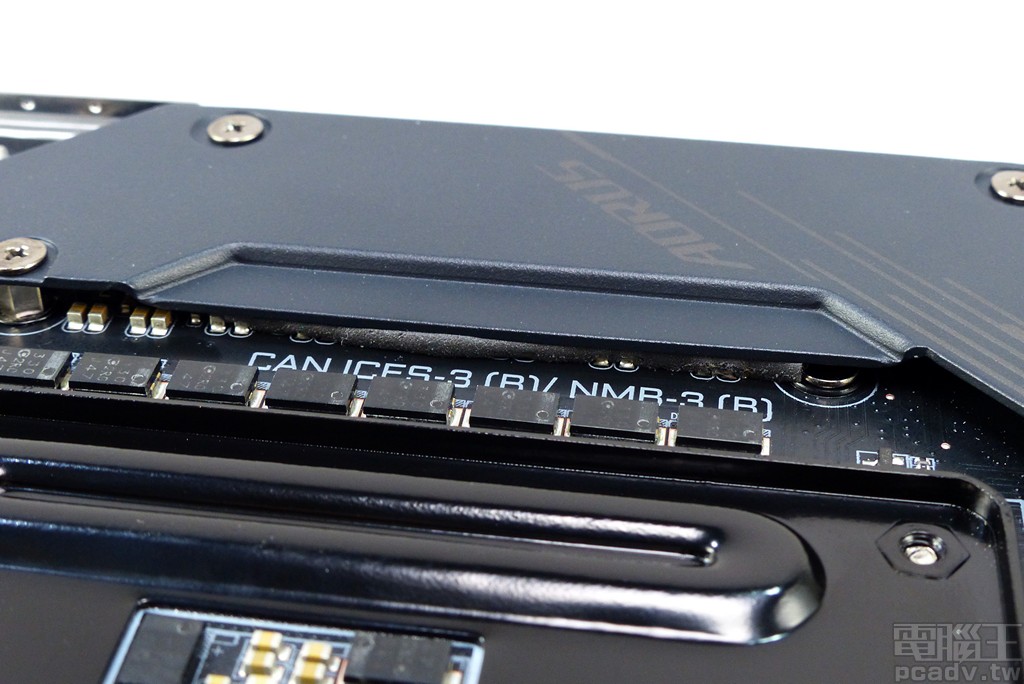 ▲ X570 I AORUS Pro WiFi 背部金屬飾板除了美觀、保護背部焊接零件之外，亦透過導熱墊負責處理器供電轉換區散熱工作。