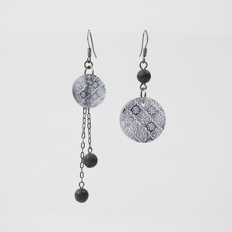 運用老屋元素質感，開發獨有飾品零件，在新與舊之間傳遞時尚風華。