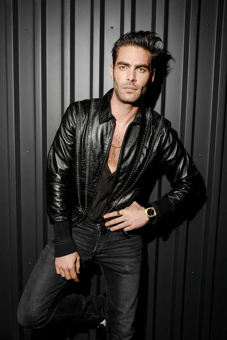 好萊塢男星喬‧卡塔傑林納（Jon Kortajarena）以一身勁裝搭配BVLGARI「B.zero1 Rock系列」單品，流露陽剛魅力。（圖╱BVLGARI提供）