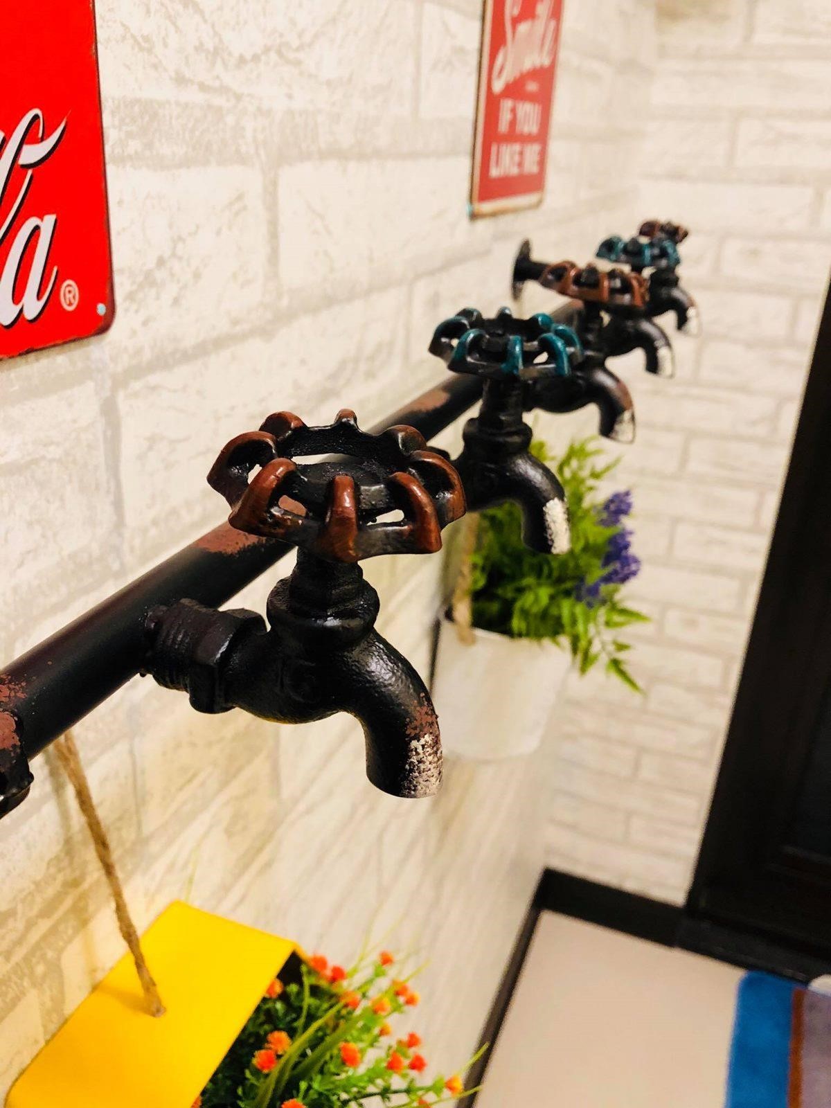 可愛的水管和水龍頭，能運用在廚房牆面掛上盆栽，即便沒有庭院，也可以發揮園藝細胞。