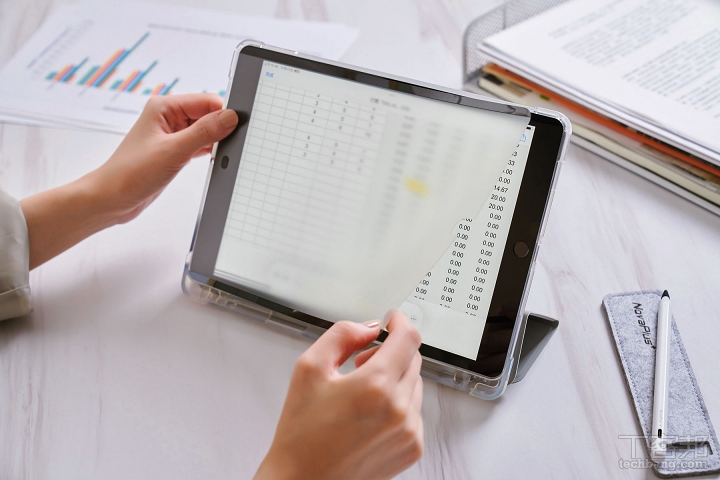NovaPlus iPad 磁吸可拆卸式類紙模安裝超簡單，只要將邊框對準 iPad 邊框吸附上去即可，不用擔心手殘黏不準，更不會有氣泡，類紙模開孔精準不歪斜，又可以提供螢幕全滿版的保護。