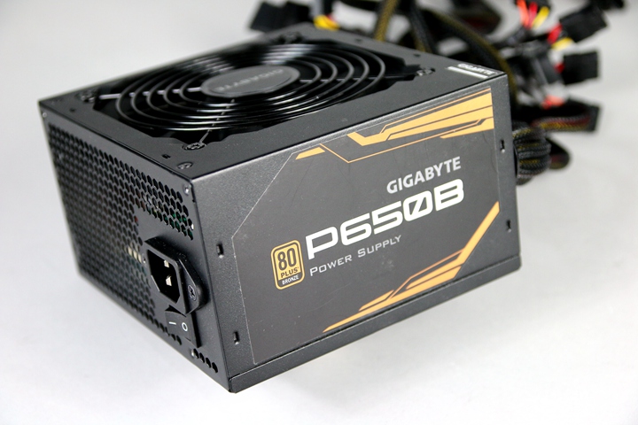 除了供電瓦數必須高於所有零組件的功耗加總外，80 PLUS電源轉換率也是另一個需留意的規格，如技嘉科技P650B 650W電源供應器就具有80 PLUS銅牌認證。
