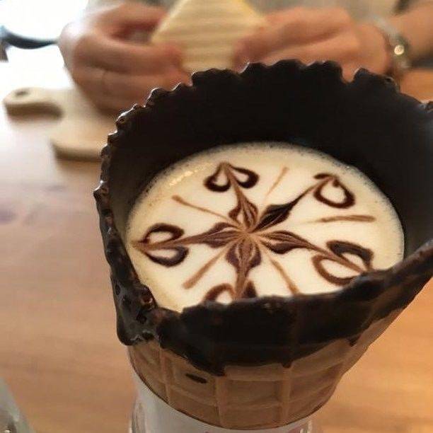 Lagi Viral, Minum Kopi Disajikan Pakai Cone Ice Cream, Mau?