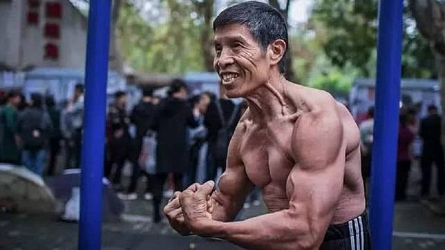湖北1名72歲的健身阿公邱鈞，在大陸十分出名。(圖／翻攝自騰訊網)