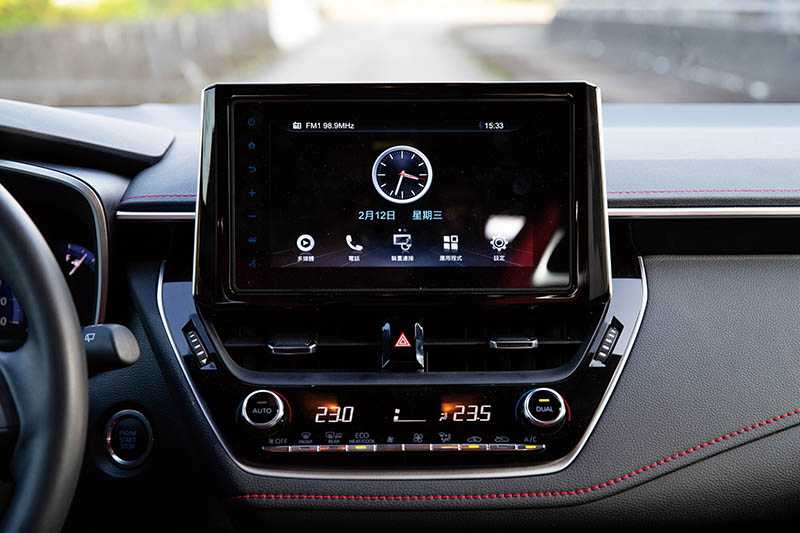 中控台觸控螢幕升級為TOYOTA Drive+ Connect8吋WiFi薄邊框主機，並具備Apple CarPlay／Android Auto連接功能。（圖／黃耀徵攝）