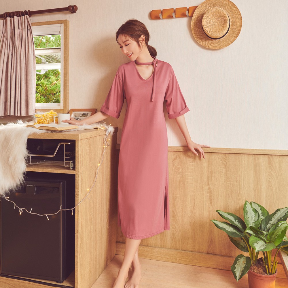 在背後印上跳色Dream Baby字樣 活潑整體氛圍後腰鏤空設計 更是讓整體增添幾分性感&趣味剛剛好的剪接線 讓女孩們都可以輕鬆駕馭不必擔心過度曝光的擔憂前領的綁帶小細節同樣吸晴不論是不綁or打結 都