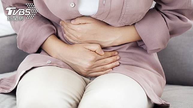 女子聽信偏方，結果引發嚴重感染症狀及骨盆疼痛。（示意圖／shutterstock達志影像）