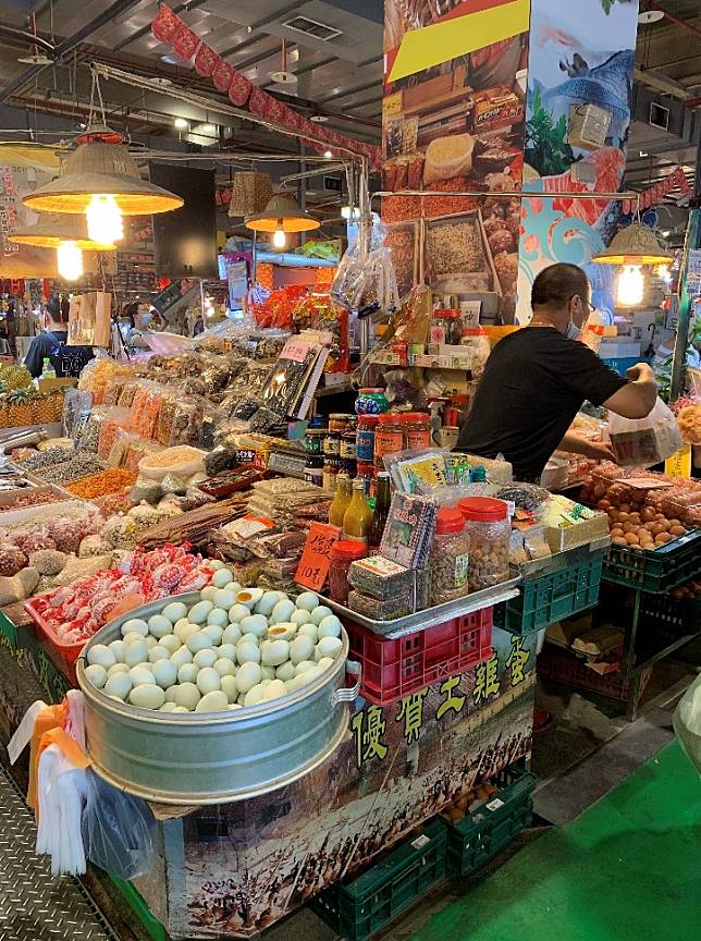 ▲攤子上那一籃子的鹹蛋是柑仔店的熱銷商品(圖/阿嬌柑仔店)