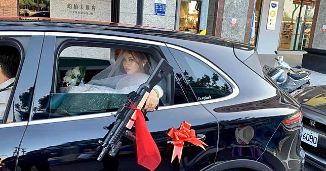 出嫁不丟扇子！新娘眼神超殺「丟衝鋒槍」　網笑：老公在發抖
