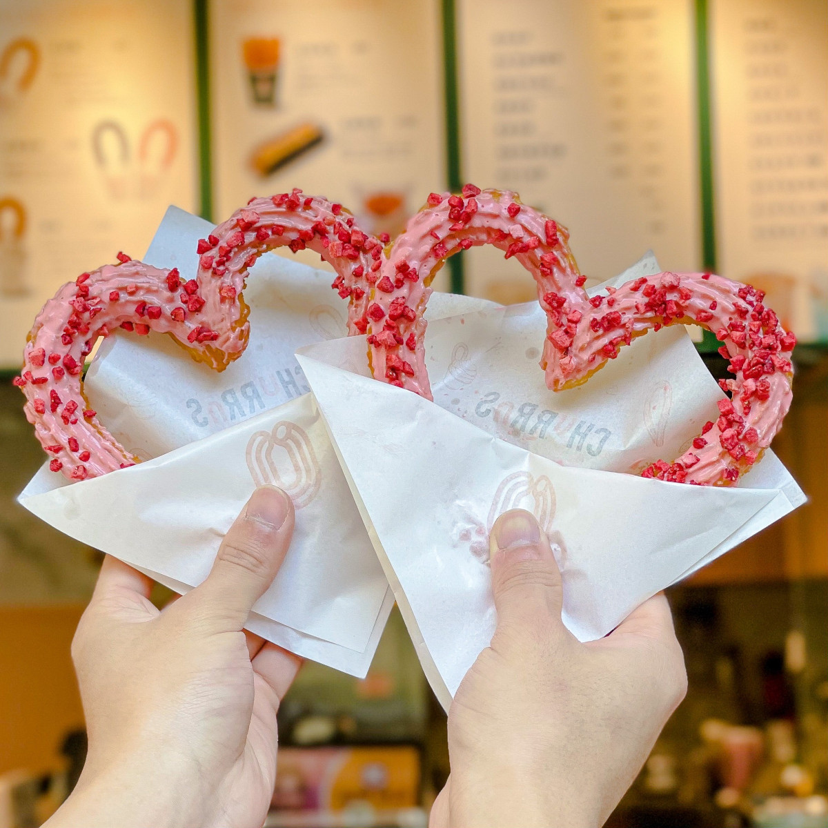 草莓季甜點推薦：Street Churros推草莓愛心吉那圈