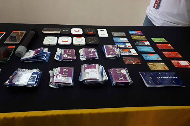 Barang bukti milik tersangka order fiktif pada transportasi online. Foto diambil di Polda Metro Jaya, Rabu (13/2/2019).(KOMPAS.COM/ RINDI NURIS VELAROSDELA) Artikel ini telah tayang di Kompas.com dengan judul 