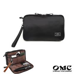 ◎優質尼龍細緻光滑|◎極端簡約奢華設計|◎打造商務休閒風格品牌:OMCOMNIA品牌定位:專櫃品牌背法:手拿包款:手拿包顏色:黑色系外層材質:尼龍外層材質說明:防水尼龍+頭層牛皮(皮革部分)內層材質: