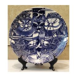 ◎經典瓷器|◎創新大氣|◎寓意滿福類型:擺飾材質:瓷器材質說明:陶瓷功能:防水顏色:多色組合風格:中式內容件數:1入瓷盤畫/1個瓷盤畫架尺寸:140cm以下尺寸說明:(直徑x直徑x高)：20.5x20