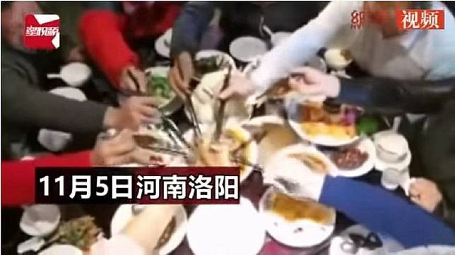 日前河南一處婚宴上，賓客一看到豬腳上桌，每個人爭先恐後狂夾，瞬間秒殺。(圖／翻攝自YouTube)