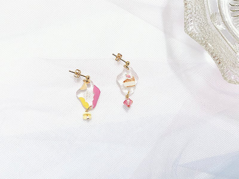 限量款式，手繪的草莓蛋糕下襬加上透粉色的立體珠，另一邊加上可愛米白色小花，輕輕地搖曳在耳垂下超級可愛；設計 by Asumi