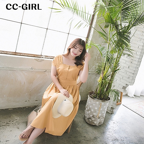 可拆式排釦設計，獨特造型方領，裙後隱型拉鍊