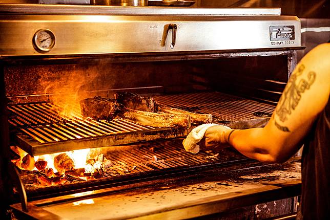  持振興券到棧直火廚房消費滿5000元、就送5000元餐廳抵用券！(圖片來源/棧直火廚房)