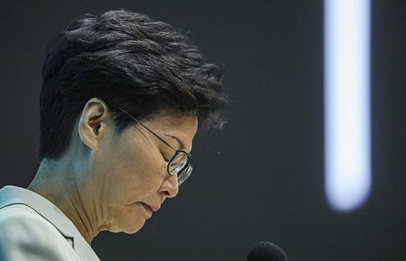 Why did Carrie Lam not bow when she apologised for her mishandling