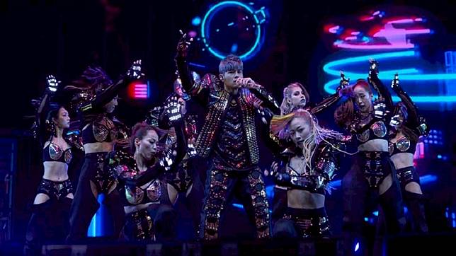 周杰倫的「嘉年華巡迴演唱會」，吸引許多粉絲搶票進場觀賞。(圖／翻攝自周杰倫臉書粉絲團)