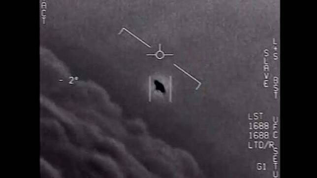 Tangkapan gambar dari sebuah video pesawat tempur AS, yang menunjukkan sebuah pesawat tak dikenal dan diduga sebagai UFO. Peristiwa dalam rekaman itu terjadi pada 2004 silam. [YouTube/Departemen Pertahanan AS]