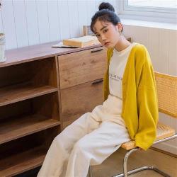◎年輕一點。穿韓都～|◎|◎商品名稱:針織罩衫清新慵懶排扣針織外套PS9005-創翊韓都品牌:HSTYLE品牌定位:流行品牌款式:針織外套適穿性別:女生顏色:黃色系,綠色系適穿季節:秋冬主材質:聚酯纖維尺寸:S,M,L版型:正常