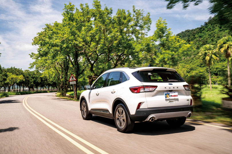 高層次LED尾燈組不僅拉寬左右橫幅視覺，更與運動型雙邊單出尾管相互呼應，讓車尾視覺更顯大器。（圖／福特六和提供）