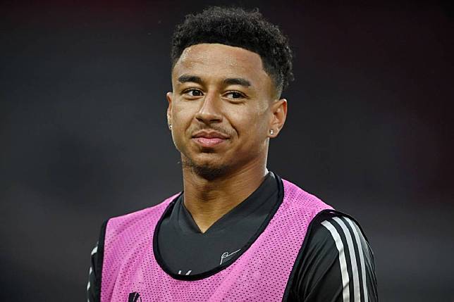 Jesse Lingard Bikin West Ham United Gigit Jari