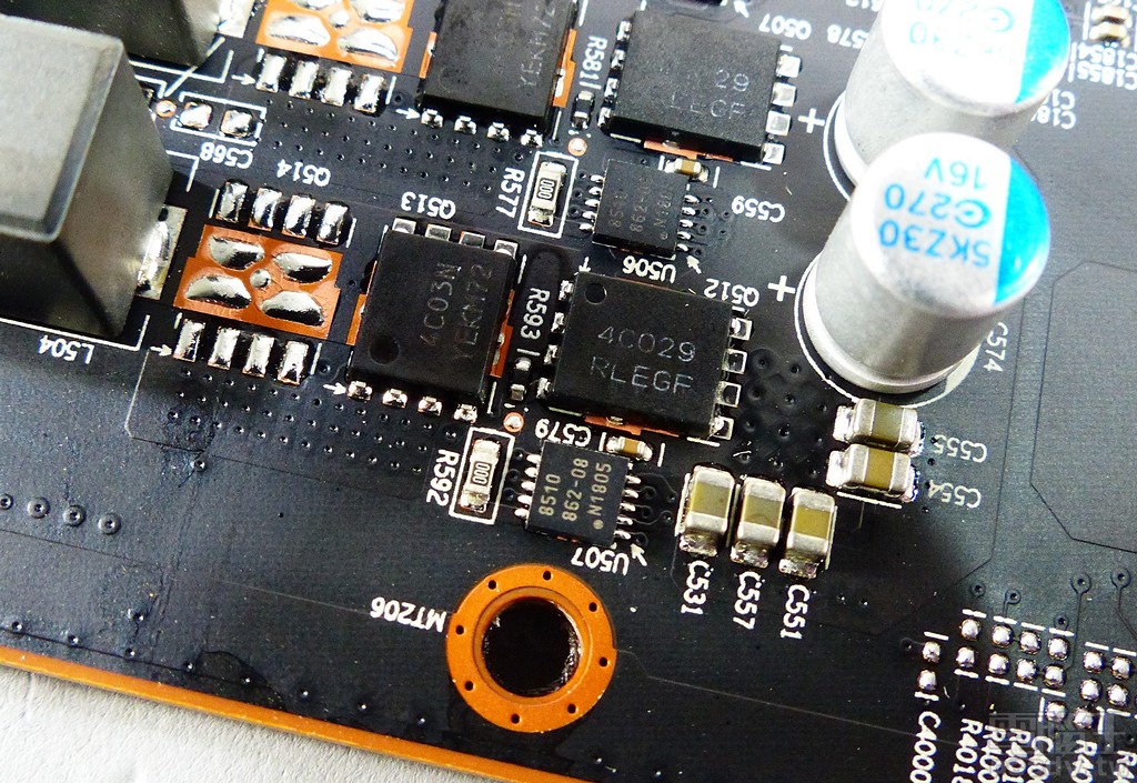 IR35217 控制晶片輸出 PWM 訊號至 CHL8510 驅動器，驅動器再接駁 1 上 1 下 MOSFET，分別為 NTMFS4C029N 和 NTMFS4C03N。