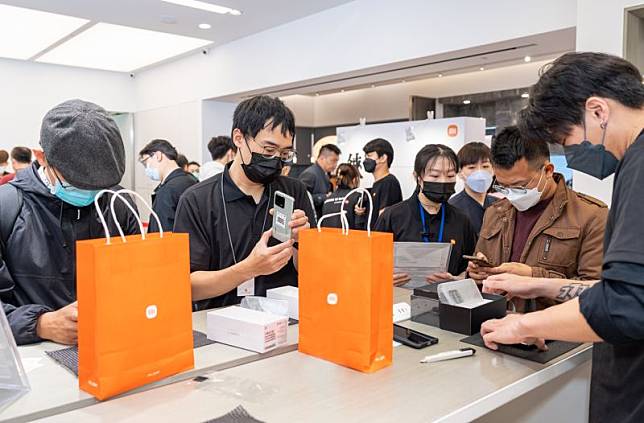 Xiaomi 13 系列正式開賣，買氣根據官方統計，平均單日預購量對比上一代更大幅增加近6成。(圖／官方提供)