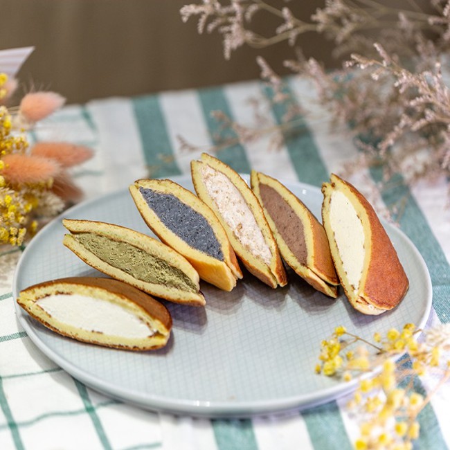 鐵觀音、香草、巧克力、檸檬、芝麻、花生(口味各一)（蛋奶素食）在地種植鐵觀音融入酮燒內餡、選用無糖可可特製巧克力口味！酸檸檬口感不甜膩超涮嘴～有機花生有如古早味花生冰！經典香草內藏香草莢好幸福，芝麻濃