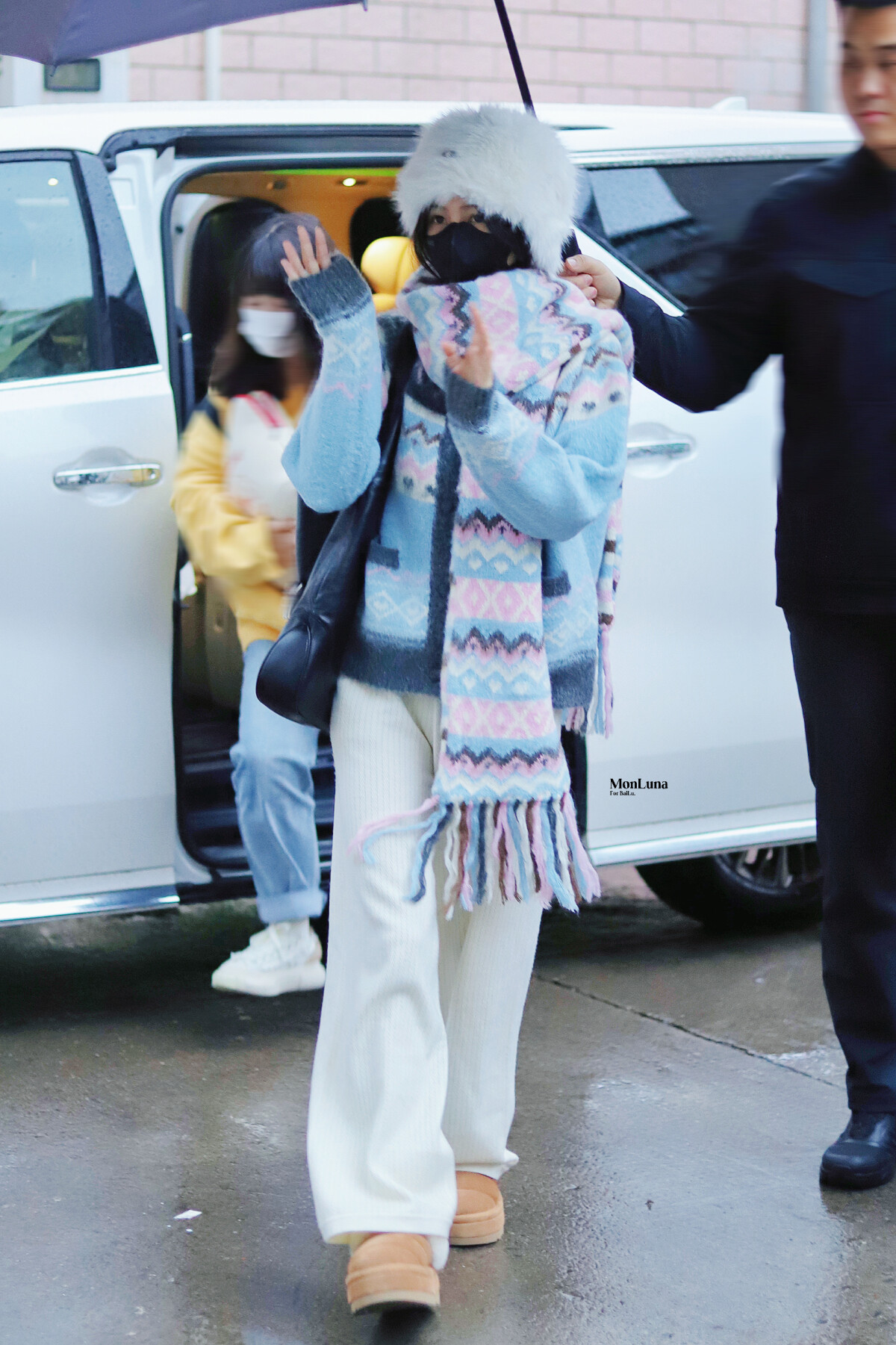 《以愛為營》白鹿戲外7大超減齡穿搭！秋冬亮色系針織衫是關鍵，泡泡袖元素修飾頭身比