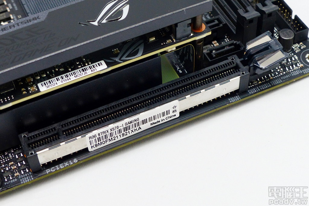 PCIe x16 插槽外覆金屬層，並以多根針腳焊入電路板加強固定。