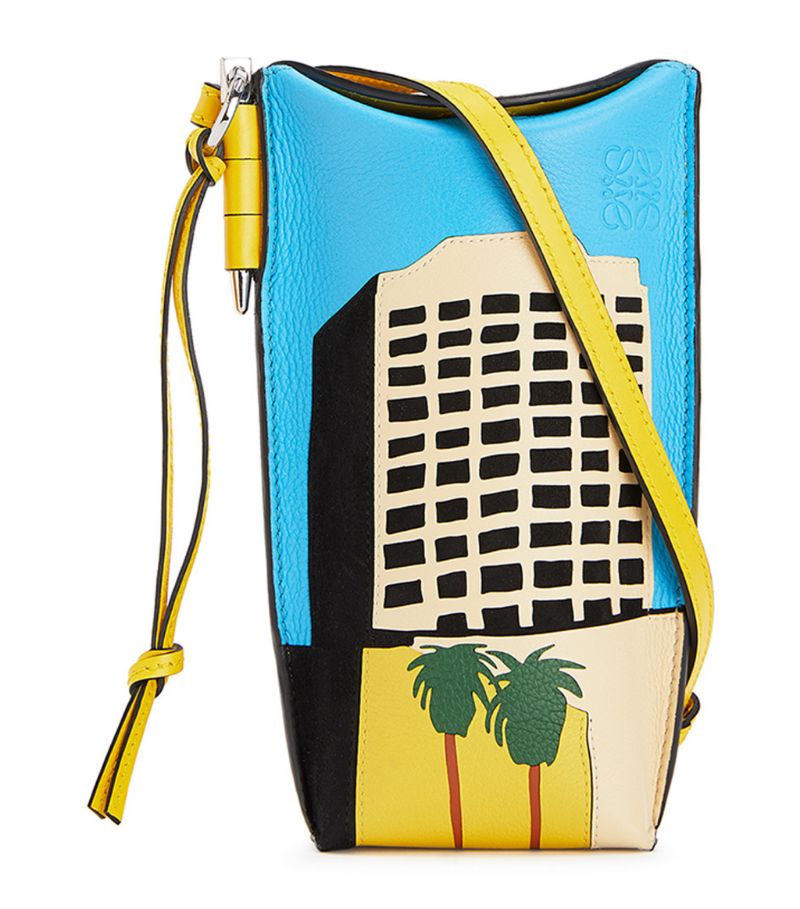 As of Autumn/Winter 2020, LOEWES Gate pocket bag is the latest addition to the labels coveted line - a collection defined by the iconic side-latched metallic pin and dangling leather pull. Designed in collaboration with Ken Price, this iteration boasts one of the artists iconic L.A. series graphicsm, while the clean lines, hand-painted edges and instantly recognisable Anagram motif complete the design with an elegant sign-off.