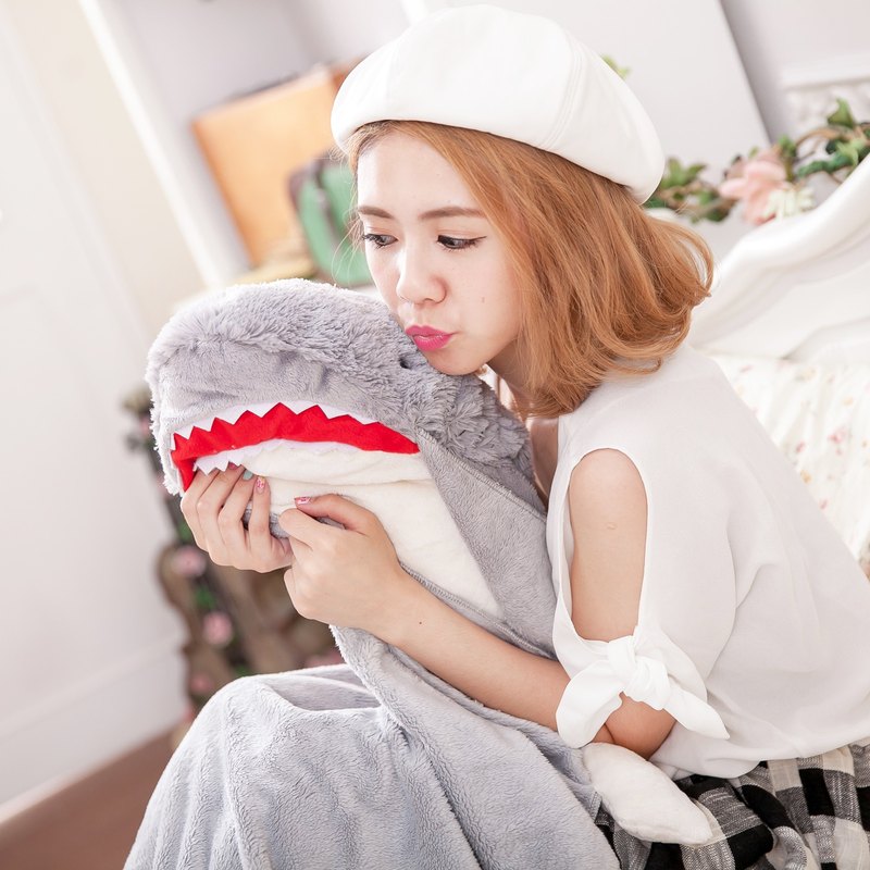 Candy Bear造型動物毛毯 鯊魚造型毯 登登登!!我有尖尖的牙齒 小小的背鰭 但我不會傷害你 是隻溫馴的鯊魚((笑 可以收納成小靠墊喔~